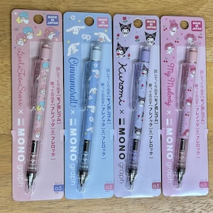 Puede incluir: Cuatro portaminas con diseños de personajes diferentes: Little Twin Stars, Cinnamoroll, Kuromi y My Melody. Los portaminas son de 0,5 mm y tienen el texto "MONO graph". Fabricado en Japón.