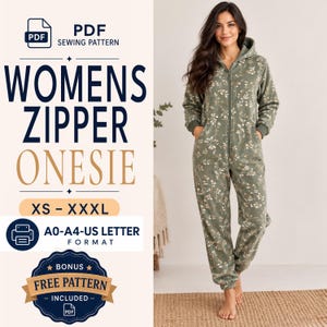 Peut inclure: Un patron de couture PDF pour une combinaison zippée à capuche, en tissu vert sauge avec un imprimé de feuilles blanches. Le texte indique : PDF SEWING PATTERN, WOMENS ZIPPER ONESIE, XS - XXXL, A0-A4-US LETTER FORMAT, BONUS FREE PATTERN INCLUDED.