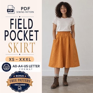 Może przedstawiać: Wykrój krawiecki w formacie PDF dla spódnicy Field Pocket Skirt w rozmiarach od XS do XXXL, dostępny w formatach A0, A4 i US Letter. Obraz przedstawia musztardową spódnicę z elastycznym pasem i kieszeniami bocznymi, zestawioną z białym t-shirtem i butami.