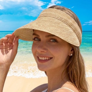 Puede incluir: Una taza de cerámica blanca con asa negra y el texto "But First, Coffee" en negrita negra. La taza probablemente tiene un tamaño de 325 ml, perfecta para una bebida matutina.