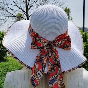 Witte strohoed met brede rand voor dames – opvouwbare zomerstrandhoed met paisleystrik