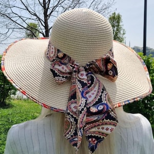 Beige strohoed met brede rand voor dames – opvouwbare zomerstrandhoed met paisleystrik