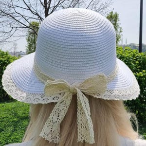 Witte boho zomerstrohoed voor dames – strandhoed met brede rand en strik met strik