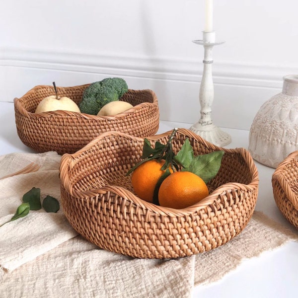 Handmade Wavy Edge Round Woven Fruit Wood Rattan Tray Basket for Home Cosmetic Clothes Bathroom Living Room Storage Housewarming Gift