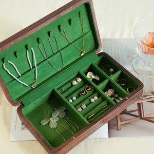 Caja de joyería gris verde de madera de nogal macizo, organizador de joyas de madera personalizado para almacenamiento de anillos de collar de pulsera de pendientes, regalo para ella Green & Large