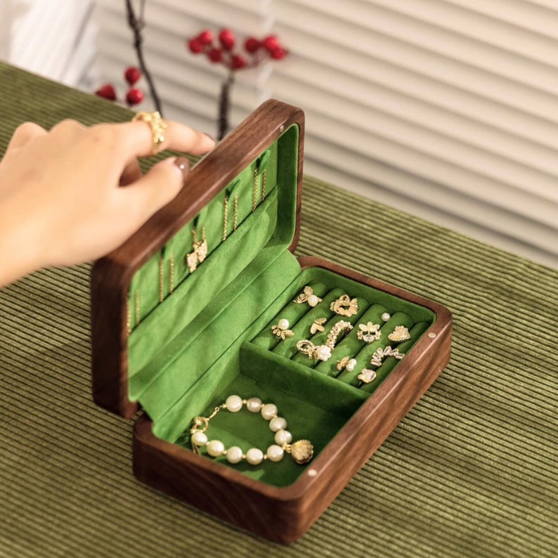 Caja de joyería gris verde de madera de nogal macizo, organizador de joyas de madera personalizado para almacenamiento de anillos de collar de pulsera de pendientes, regalo para ella Green & Small