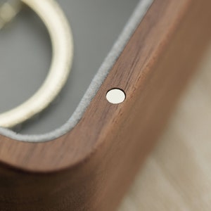 Caja de joyería gris verde de madera de nogal macizo, organizador de joyas de madera personalizado para almacenamiento de anillos de collar de pulsera de pendientes, regalo para ella imagen 3