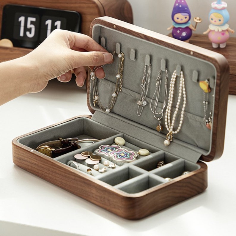 Caja de joyería gris verde de madera de nogal macizo, organizador de joyas de madera personalizado para almacenamiento de anillos de collar de pulsera de pendientes, regalo para ella imagen 5