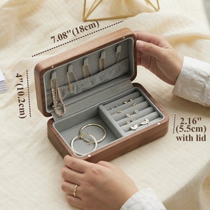 Caja de joyería personalizada de madera de 2 capas, organizador de joyas grande de madera maciza de nogal para almacenamiento de anillos de collar de pulsera de pendientes, regalo para ella Small 7"