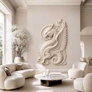 Può includere: Un soggiorno color crema con una grande scultura a rilievo di un drago ornato sulla parete. La stanza presenta un divano curvo, due poltrone, un tavolino rotondo e un grande albero in vaso. La stanza è luminosa.