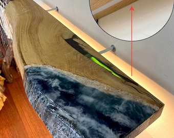 Live Edge Schweberegal Eiche weiß: LED-Licht, Epoxidharz-Fluss