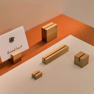 カスタム真鍮名刺ホルダー、モダンなステンレススチールスタンド、パーソナライズされた真鍮ホルダー、テーブル番号、招待状スタンド、CI 05