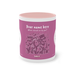Könnte beinhalten: Eine rosa Keramiktasse mit weißem Innenraum und rosa Rand. Die Tasse zeigt ein grafisches Design mit zwei stilisierten Figuren und dem Text "Your name here What stands on by you?" und "TaaDaah!"