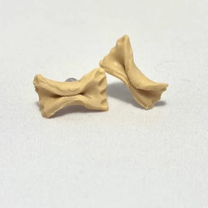 Puces d&#39;oreilles noeud papillon en pâte polymère