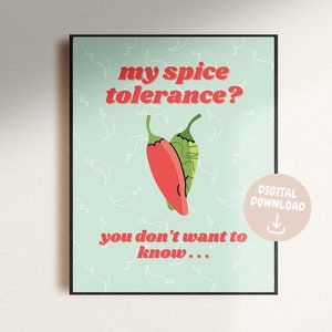 Könnte beinhalten: Ein gerahmter Kunstdruck mit hellgrünem Hintergrund und einem sich wiederholenden Chili-Pfeffer-Muster. Der Druck zeigt eine rote und grüne Chili-Pfeffer-Illustration und den Text "my spice tolerance? you don't want to know..."