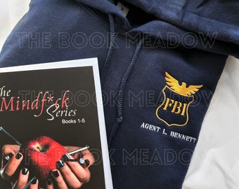 FBI-agent Logan Bennett broderad tröja med huva | Mindf*ck-serien av S.T. Abby Bookish Merch
