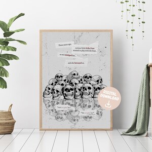 Pu&ograve; includere: Una stampa digitale scaricabile che presenta un'illustrazione in bianco e nero di una pila di teschi con il testo "Three years ago. curious little Erika Fane wanted to play with the boys, so we indulged her, and she betrayed us." Il testo &egrave; scritto in uno stile di carta rovinata e strappata.