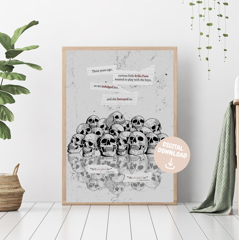 Pu&ograve; includere: Una stampa digitale scaricabile che presenta un'illustrazione in bianco e nero di una pila di teschi con il testo "Three years ago. curious little Erika Fane wanted to play with the boys, so we indulged her, and she betrayed us." Il testo &egrave; scritto in uno stile di carta rovinata e strappata.