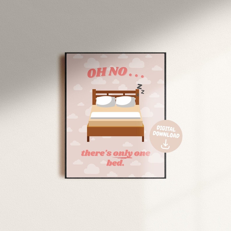 Puede incluir: Un imprimible digital descargable rosa y blanco con una cama de dibujos animados y el texto "OH NO... there's only one bed."