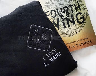 LICENSIERAD Liam Mairi Fourth Wing Uniform Broderad Sweatshirt med Hoodie | Empyrean-serien av Rebecca Yarros Bokrelaterade Merch