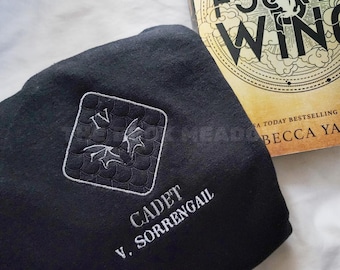 LICENSIERAD Violet Sorrengail Fourth Wing Uniform Broderad Sweatshirt med Hoodie | Empyrean-serien av Rebecca Yarros Bokrelaterade merchandise