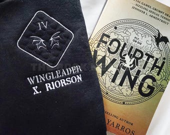 LICENSIERAD Xaden Riorson Fourth Wing Uniform Broderad Sweatshirt med Hoodie | Empyrean-serien av Rebecca Yarros Bokrelaterade merchandise