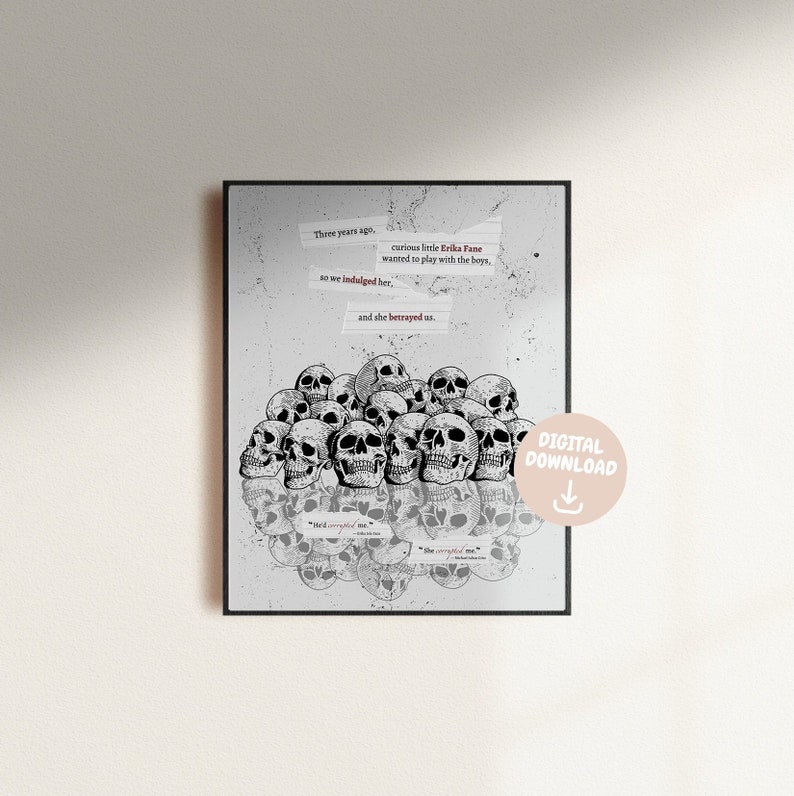 Pu&ograve; includere: Un'illustrazione in bianco e nero di un mucchio di teschi con il testo "Three years ago. curious little Erika Fane wanted to play with the boys, so we indulged her. and she betrayed us." stampato su uno sfondo grigio.
