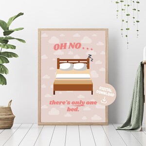 Puede incluir: Un dise&ntilde;o de arte de pared imprimible rosa con una cama de dibujos animados y el texto "OH NO... there's only one bed."