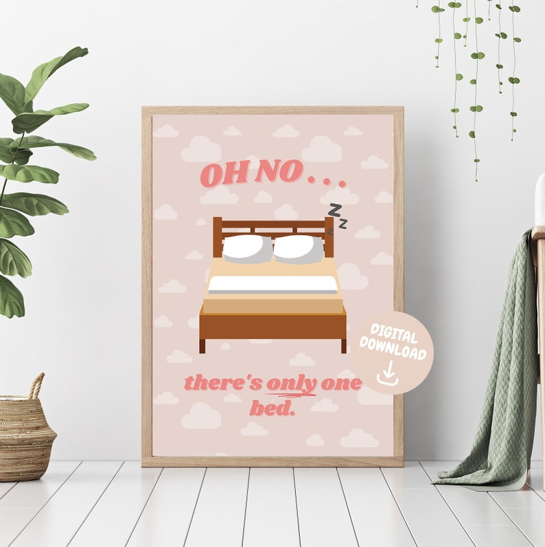 Puede incluir: Un dise&ntilde;o de arte de pared imprimible rosa con una cama de dibujos animados y el texto "OH NO... there's only one bed."