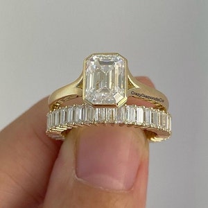 2.50 CT Smaragd Cut Bezel Set Split Schaftring, mit voller Ewigkeit Stapeln Baguette Diamantring, Hochzeit Brautring Set, 18k Gelbgold