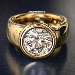 7.50 MM Round Cut Colorless Moissanite Diamond Ring, Bezel Set Wide Band Flair Shank Wedding Ring, 18k Solid Yellow Gold Men&#39;s Ring, Gift