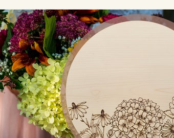 Das personalisierte Hochzeitsgeschenk  - Cheeseboard/Servierbrett rund Ahorn-Holz 30cm - Dein Brautstrauß als Brandmalerei