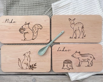 Frühstücksbrettchen mit Namen und Waldtieren aus Erlen Holz, Wildschwein, Eichhörnchen, Reh, Wolf personalisiertes Geschenk