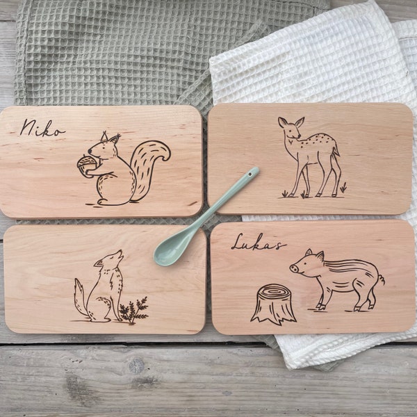 Frühstücksbrettchen mit Namen und Waldtieren aus Erlen Holz, Wildschwein, Eichhörnchen, Reh, Wolf personalisiertes Geschenk