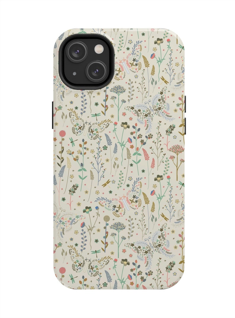 Puede incluir: Una funda de tel&eacute;fono blanca con un patr&oacute;n floral con mariposas, flores y lib&eacute;lulas. La funda tiene un recorte para el objetivo de la c&aacute;mara.