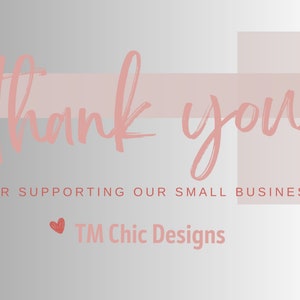 Puede incluir: Gracias por apoyar nuestro peque&ntilde;o negocio. TM Chic Designs. El texto est&aacute; escrito en rosa con una fuente de pincel en un fondo gris claro con corazones rosas.
