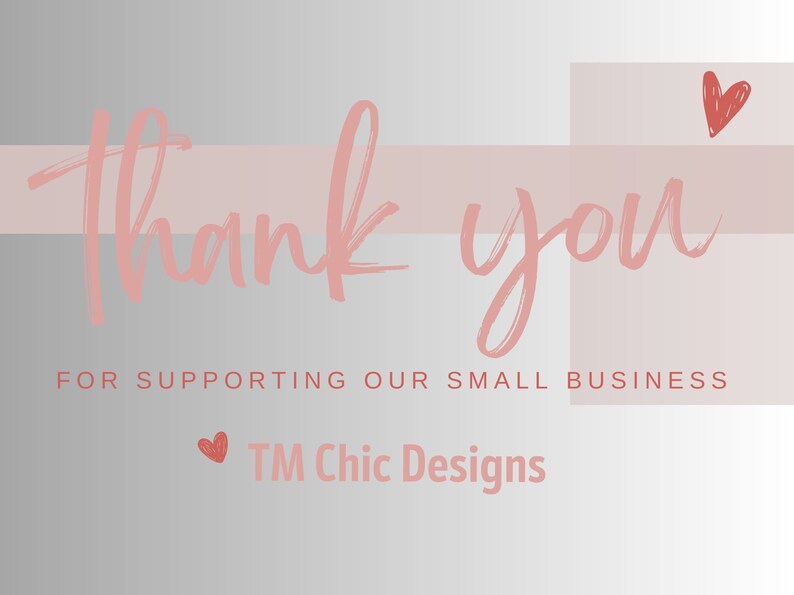 Puede incluir: Gracias por apoyar nuestro peque&ntilde;o negocio. TM Chic Designs. El texto est&aacute; escrito en rosa con una fuente de pincel en un fondo gris claro con corazones rosas.