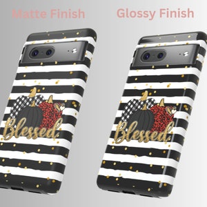 Puede incluir: Carcasa de tel&eacute;fono a rayas blancas y negras con purpurina dorada y un gr&aacute;fico de tres calabazas con la palabra "Blessed" en purpurina dorada. La carcasa est&aacute; disponible en acabados mate y brillante.