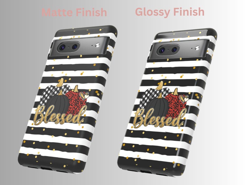 Puede incluir: Carcasa de tel&eacute;fono a rayas blancas y negras con purpurina dorada y un gr&aacute;fico de tres calabazas con la palabra "Blessed" en purpurina dorada. La carcasa est&aacute; disponible en acabados mate y brillante.
