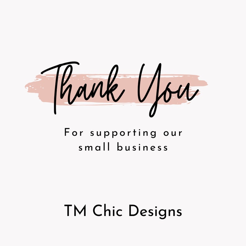 Puede incluir: Gracias por apoyar nuestro peque&ntilde;o negocio. TM Chic Designs. Un gr&aacute;fico rosa y blanco con texto negro.