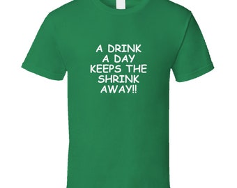 Una bebida al día mantiene alejada la camiseta divertida