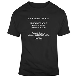 Puede incluir: Camiseta negra con texto blanco que dice "Soy un viejo gruñón. Hago lo que quiero cuando quiero donde quiero! Excepto que tengo que preguntarle a mi esposa de diciembre. Un segundo."