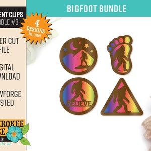 Könnte beinhalten: Ein Set mit vier Bigfoot-Lüftungsgitterclips für Autos. Die Designs beinhalten einen Fußabdruck, Bigfoot, der durch den Wald geht, Bigfoot, der mit dem Wort "Believe" geht, und Bigfoot, der in einem Dreieck geht. Die Designs sind lasergeschnitten und haben einen Regenbogen-Farbverlauf.