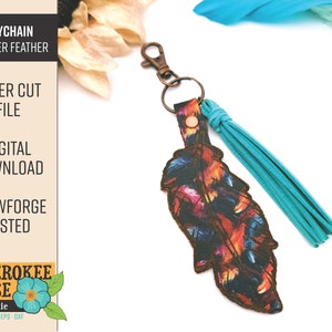 Puede incluir: Un llavero de cuero con forma de pluma colorida con un borla turquesa. La pluma tiene un fondo oscuro con plumas rojas, naranjas y azules brillantes. El llavero está etiquetado como "KEYCHAIN LEATHER FEATHER" y "LASER CUT FILE".