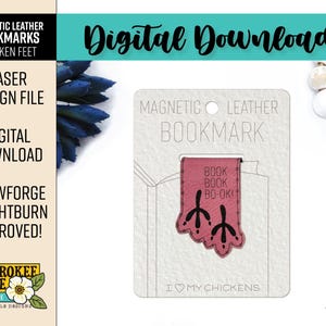 Könnte beinhalten: Ein magnetisches Lesezeichen aus rosa Leder mit schwarzen Hühnerfuß-Grafiken und dem Text BOOK BOOK BO-OK! auf einer weißen Trägerkarte mit dem Aufdruck MAGNETIC LEATHER BOOKMARK und I LOVE MY CHICKENS am unteren Rand.