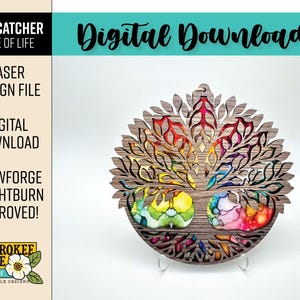 Puede incluir: Un atrapasoles de madera con forma de árbol de la vida, con coloridos acentos de arcoíris. El diseño es una descarga digital, con texto que dice "Digital Download", "Laser Design File" y "Glowforge + Lightburn Approved!"