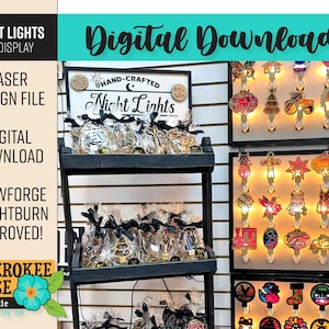 Puede incluir: Una muestra de luces nocturnas artesanales con varios dise&ntilde;os, que incluyen un gato, una calabaza, una estrella, un &aacute;rbol y un cami&oacute;n. Las luces est&aacute;n en un estante con un letrero que dice "Luces nocturnas artesanales". La imagen tambi&eacute;n incluye el texto "Descarga digital", "Archivo de dise&ntilde;o l&aacute;ser", "&iexcl;Aprobado por Glowforge + Lightburn!" y "Cherokee Rose by Katie SVG PDF EPS DXF".