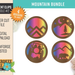 Pode incluir: Um conjunto de quatro arquivos de corte digital com designs de temática montanhosa. Os designs incluem uma cordilheira, um jipe, um urso e uma montanha com uma lua crescente e estrelas. Os designs estão em um esquema de cores arco-íris e são perfeitos para clipes de ventilação de automóveis.