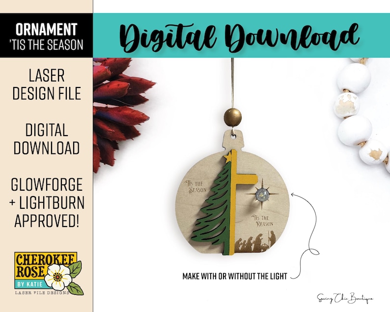 Puede incluir: Un archivo digital de adorno circular de madera con un &aacute;rbol de Navidad verde en capas, una cruz amarilla y una silueta de bel&eacute;n. El texto dice 'Tis the Season' y 'Tis the Reason'. Incluye un lazo para colgar y un detalle de estrella.