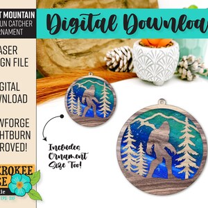 Puede incluir: Archivo de diseño digital descargable para un atrapasol y un adorno de Bigfoot Mountain en capas. El diseño presenta un Bigfoot caminando por un bosque con un fondo degradado azul y verde. El archivo es compatible con Glowforge y Lightburn.